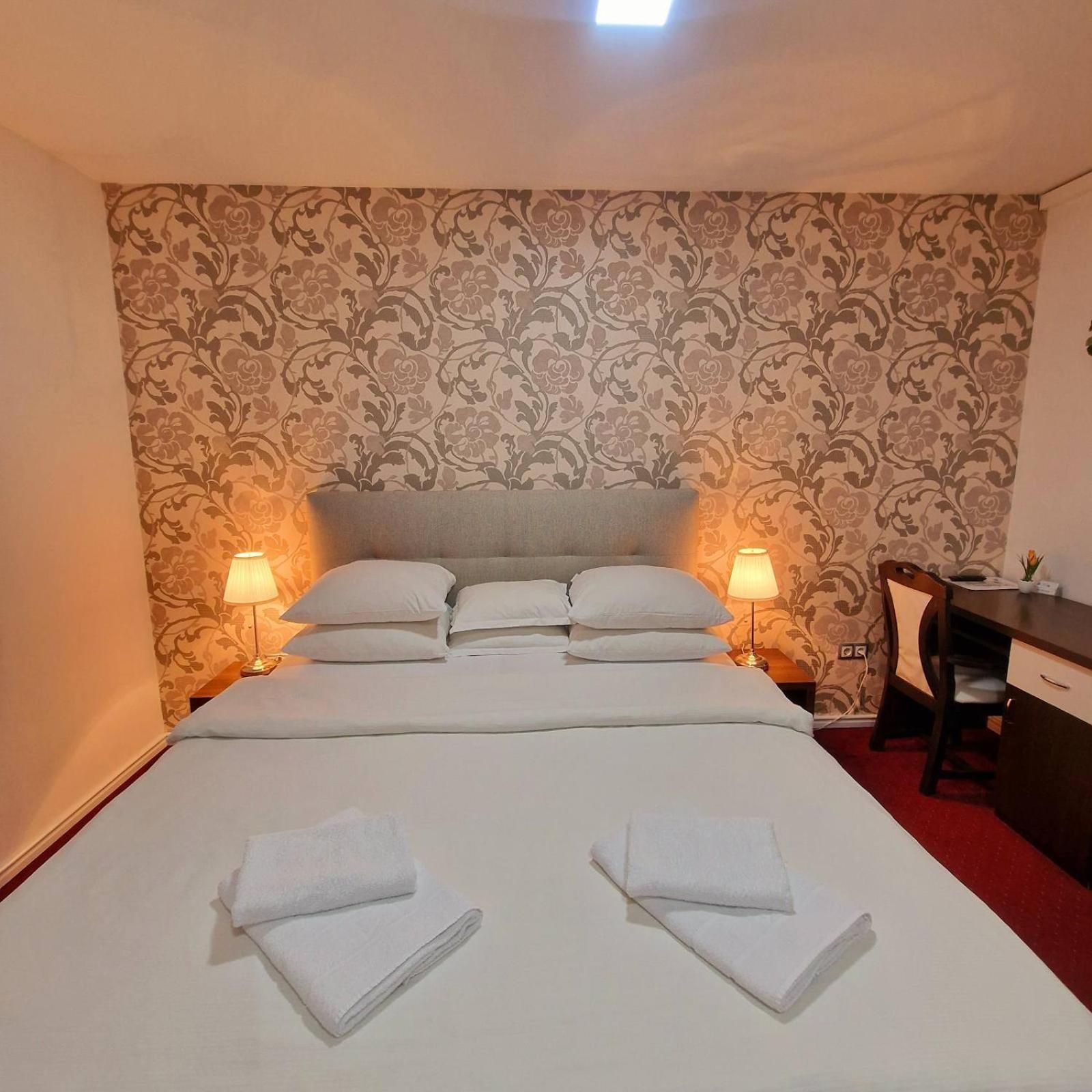 Swiss Plus Hotel Бихач Экстерьер фото